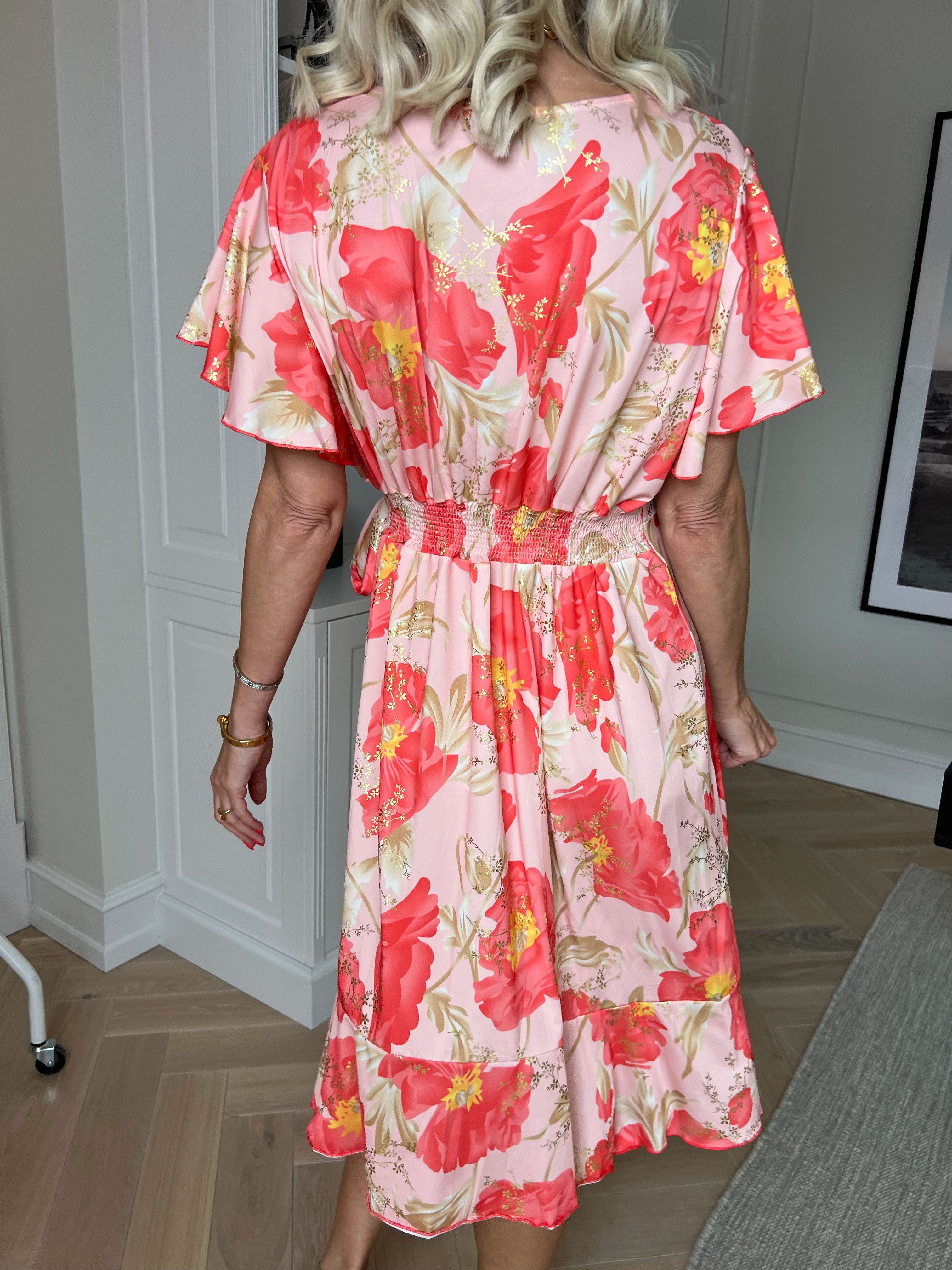 Savina Botanic S/S - Blommig stretchklänning med omlott och volangärmar